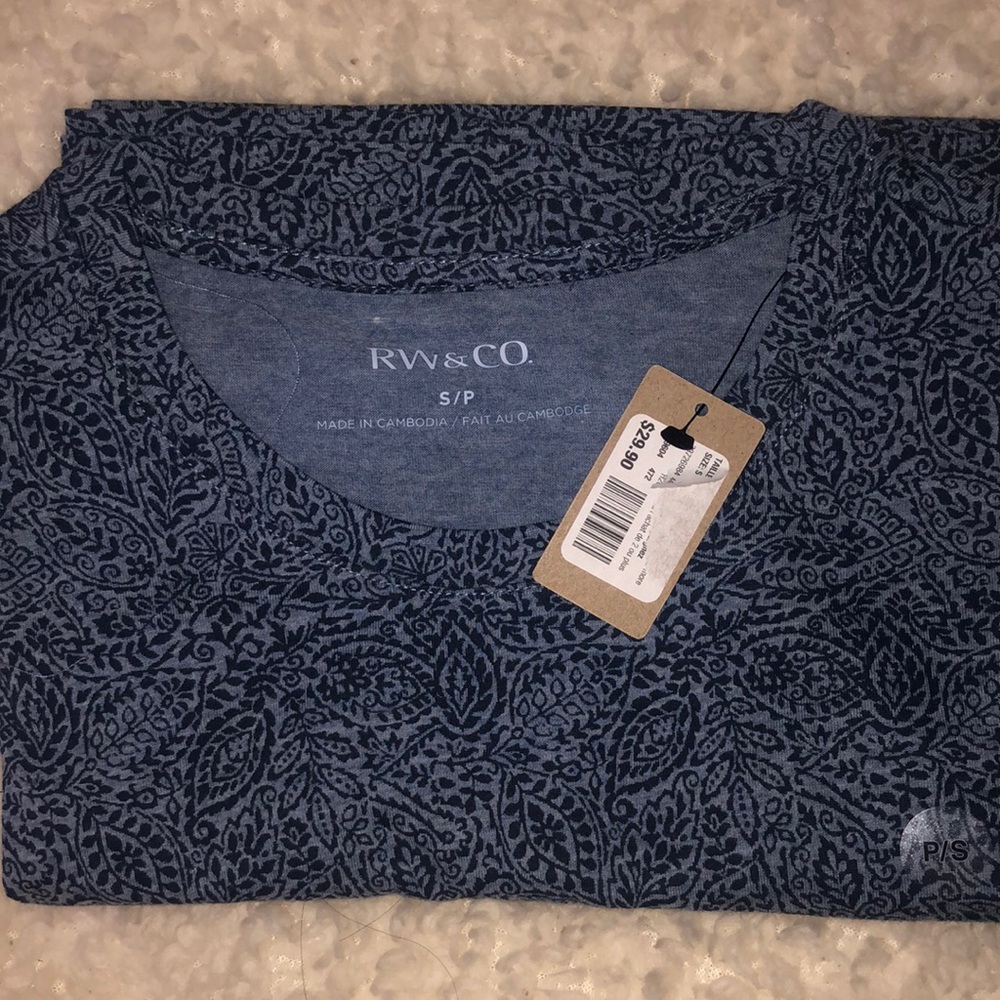 Mens size small pattern t-shirt